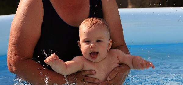 Im Pool mit der Omi
