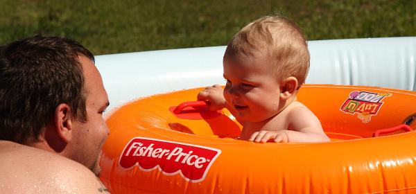Mit Papa im Pool