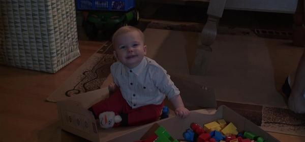 24.12.2016 - Heilig Abend, Liam packt Geschenke aus.