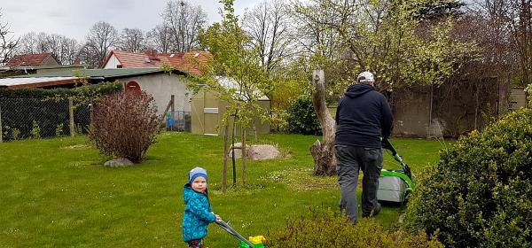 18.04.2017 Wir Männer mähen den Rasen