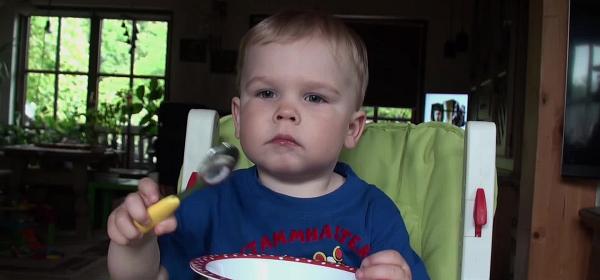 04.06.2017 - Eis essen. Liam kann schon richtig gut mit dem Löffel essen.