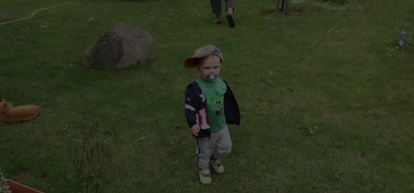 10.06.2017 - Liam im Garten