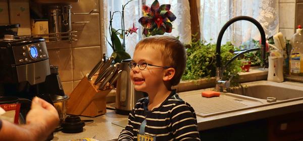 Liam beim Backen