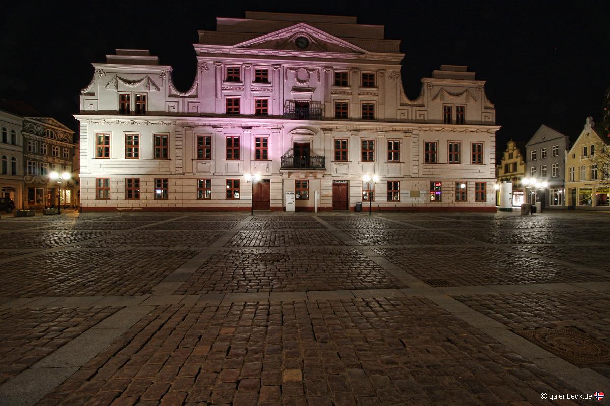 Güstrow bei Nacht