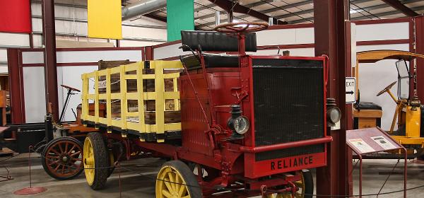 1910 Reliance Model G-3 2,5 Ton Stake Bed