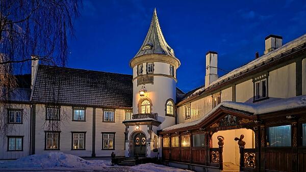 Bårdshaug Herregård after sunset