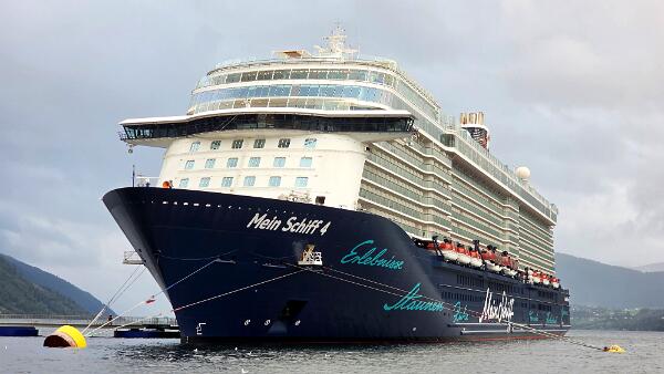 Mein Schiff 4 in Nordfjordeid