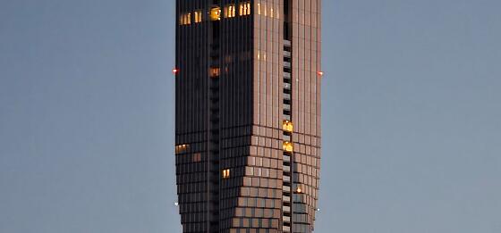 083