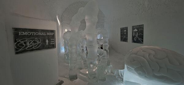 084