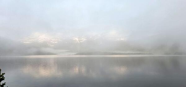 Rotvatnet im Nebel Polartag