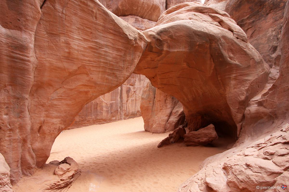 Sand Dune Arch