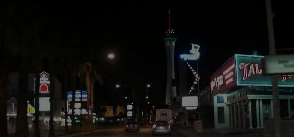 las_vegas_fahrt_über_den_strip_in_der_nacht